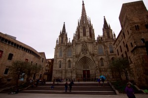 De Catedral de Barcelona gelegen op een mooi plein in de Gotische wijk.