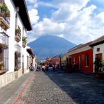 Uitzicht op de vulkaan bij Antigua in Guatemala. Een heerlijk stadje.