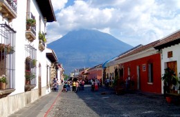 Uitzicht op de vulkaan bij Antigua in Guatemala. Een heerlijk stadje.