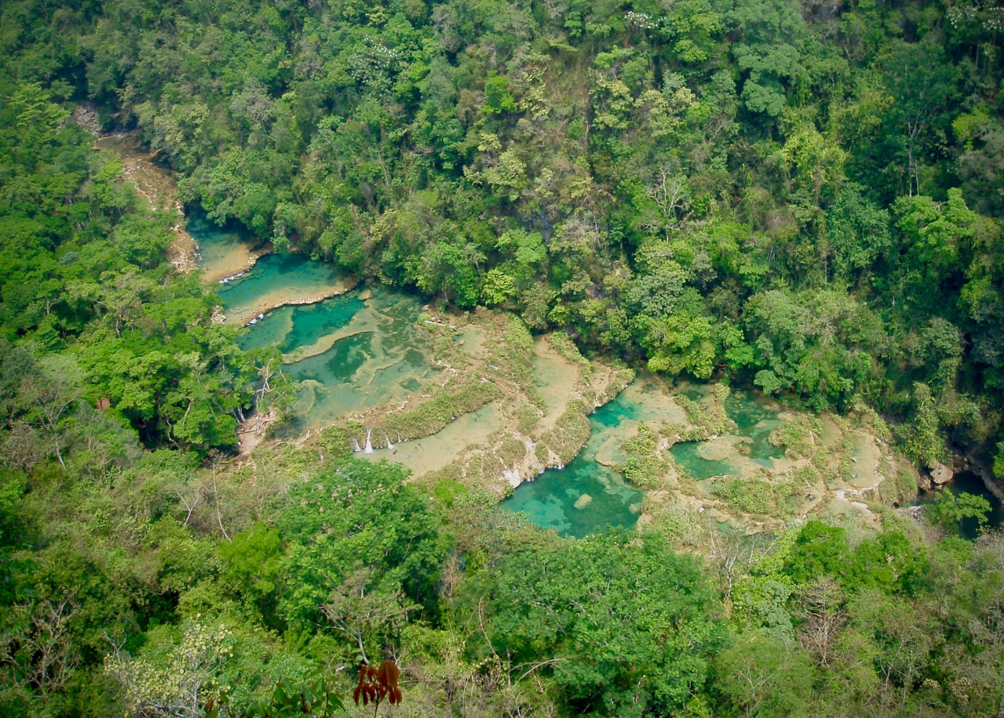 Prachtig Semuc Champey in Guatemala. Natuurlijke zwembaden boven de rivier.