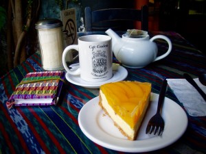 Verscholen achter een boekwinkeltje op Plaza Mayor in Antigua vind je Cafe Condesa.