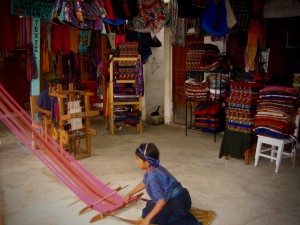Wevers aan het werk in Santiago de Atitlán - Guatemala