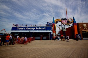 Reistip voor je stedentrip! OP Coney Island kun je heerlijk Amerikaans ontbijten of lunchen bij Tom's Coney Island restaurant.