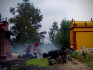 Offers brengen aan Maximon bij Santiago de Atitlan in Guatemala