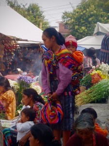 Offers en kleurrijke bewoners bij San Thomas kerk. Chichicastenango - Guatemala