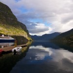 Spiegeleffect in het water bij Flåm in Noorwegen. Een prachtig fjord.