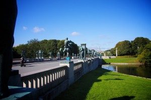 Het Vigelandsparken in Oslo heeft 220 bronzen en granieten beelden. Hier zie je een overzichtsfoto ijdens onze auto rondreis door Noorwegen.