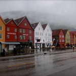 Regenachtig oude centrum van Bergen tijdens onze auto rondreis door Noorwegen.