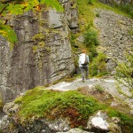 Wandelen door een dichtbebost en met rotsen bezaaid dal naar de Vøringfossen waterval in Eidfjord tijdens onze auto rondreis door Noorwegen
