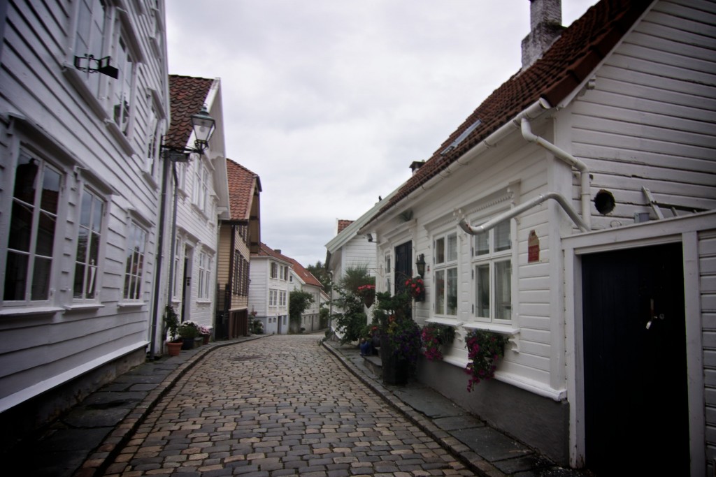 Witte houten huisjes typeren het oude centrum van Stavanger. Leuk om doorheen te wandelen tijdens rondreis in noorwegen