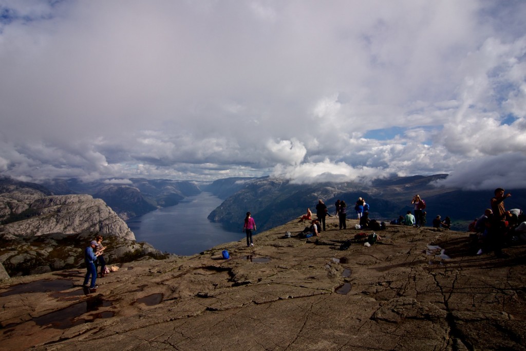 Overzicht over het plateau van de Preikestolen en het Lysefjord in Noorwegen. Must see tijdens rondreis Noorwegen