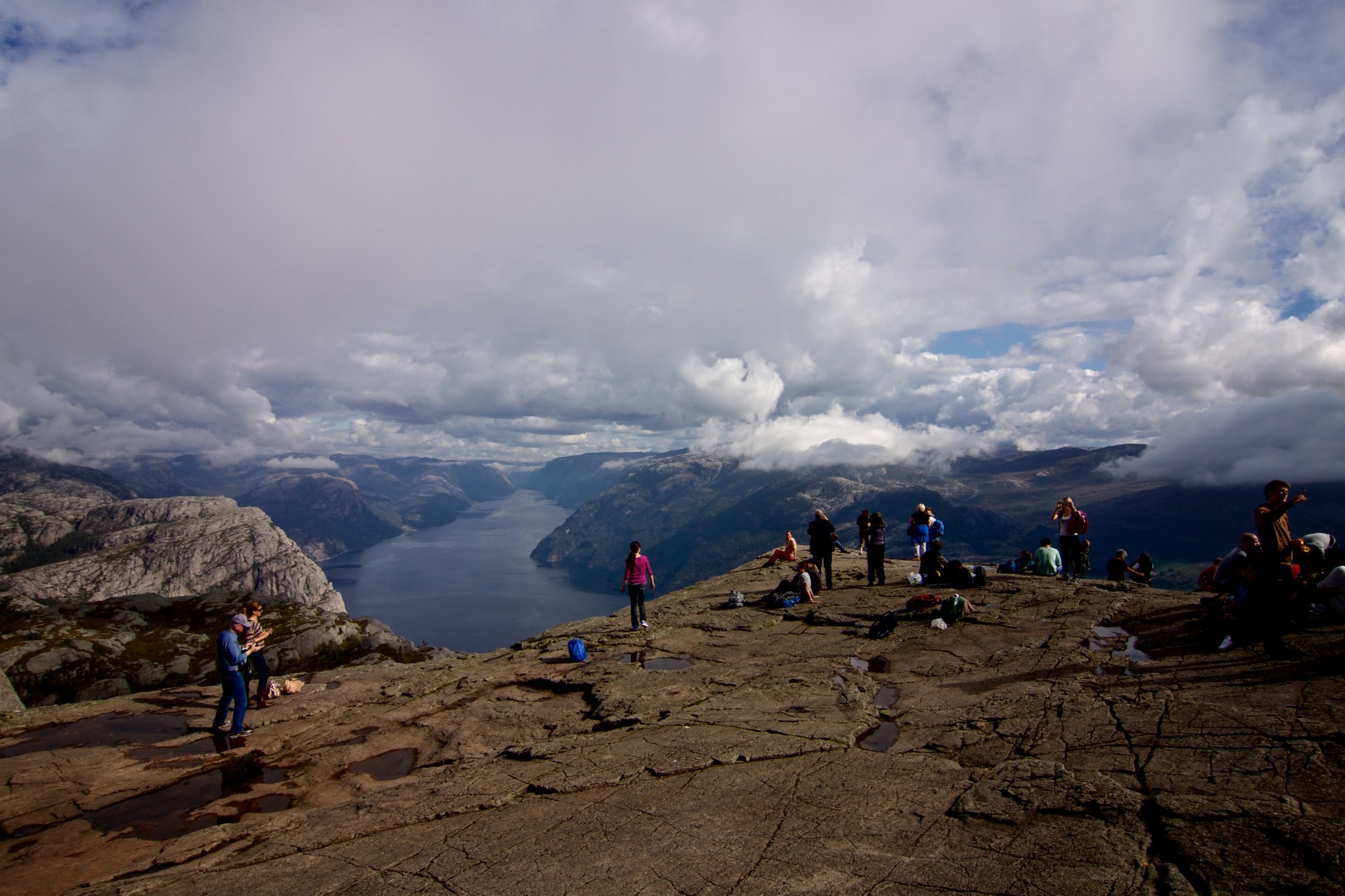 Overzicht over het plateau van de Preikestolen en het Lysefjord in Noorwegen. Must see tijdens rondreis Noorwegen