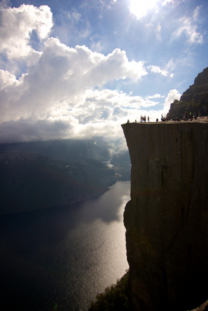 Uitzicht op de preikestolen klif. Deze steek 650m boven het Lysefjord uit en kun je in een paar uur bewandelen tijdens een rondreis in Noorwegen