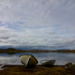 Een stilleven met 2 vissersbootjes en spiegeleffect op een fjord in Nationaal Park Hardangervidda tijdens onze auto rondreis door Noorwegen