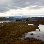 Fjorden en houten hutjes bij Nationaal Park Hardangervidda tijdens onze auto rondreis door noorwegen