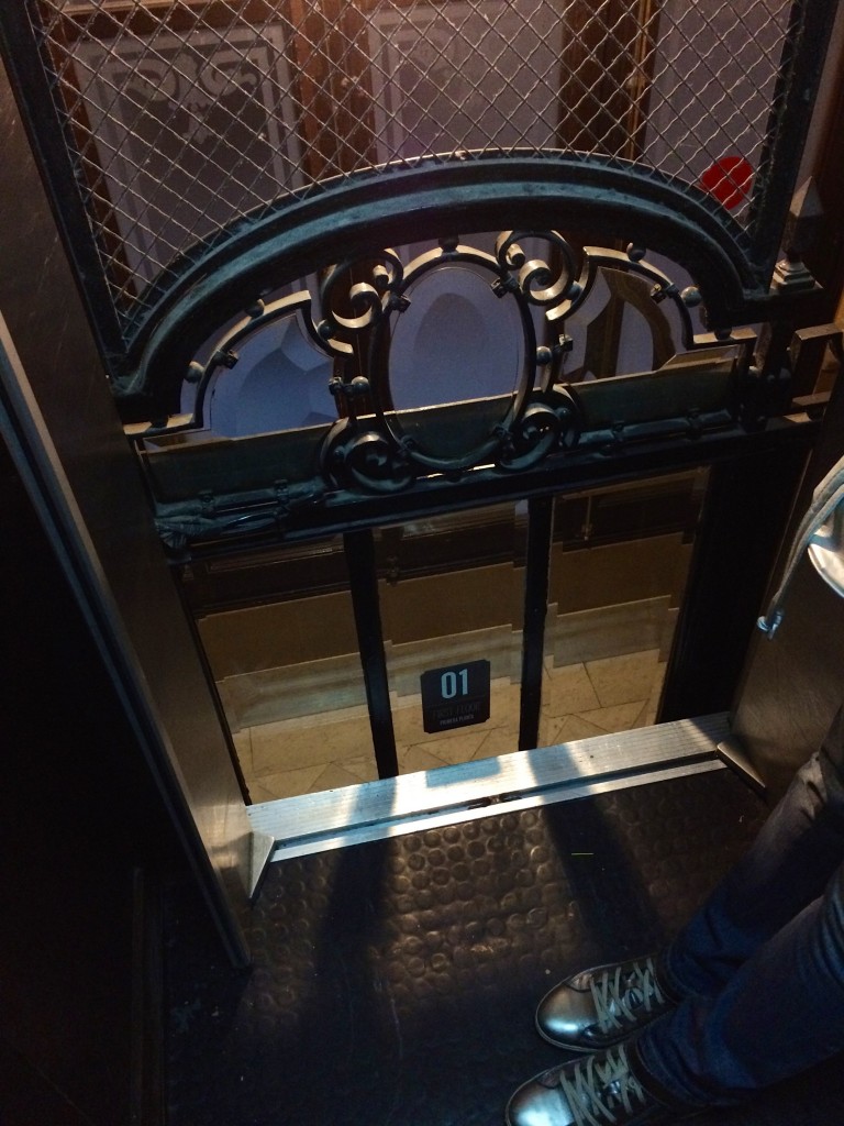 Antieke lift in Casa Gracia Barcelona