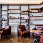 De woonkamer met boekenkast in Casa Gracia