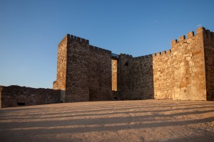 Muren van het Moorse fort / kasteel in Trujillo